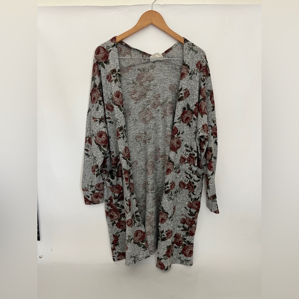 Skonhet: Women's Medium Gray Heather Rose Print Open front Boho Cardigan